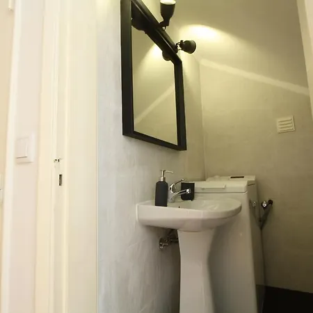 Bairro Alto In A Polaroid - Party In Apartman